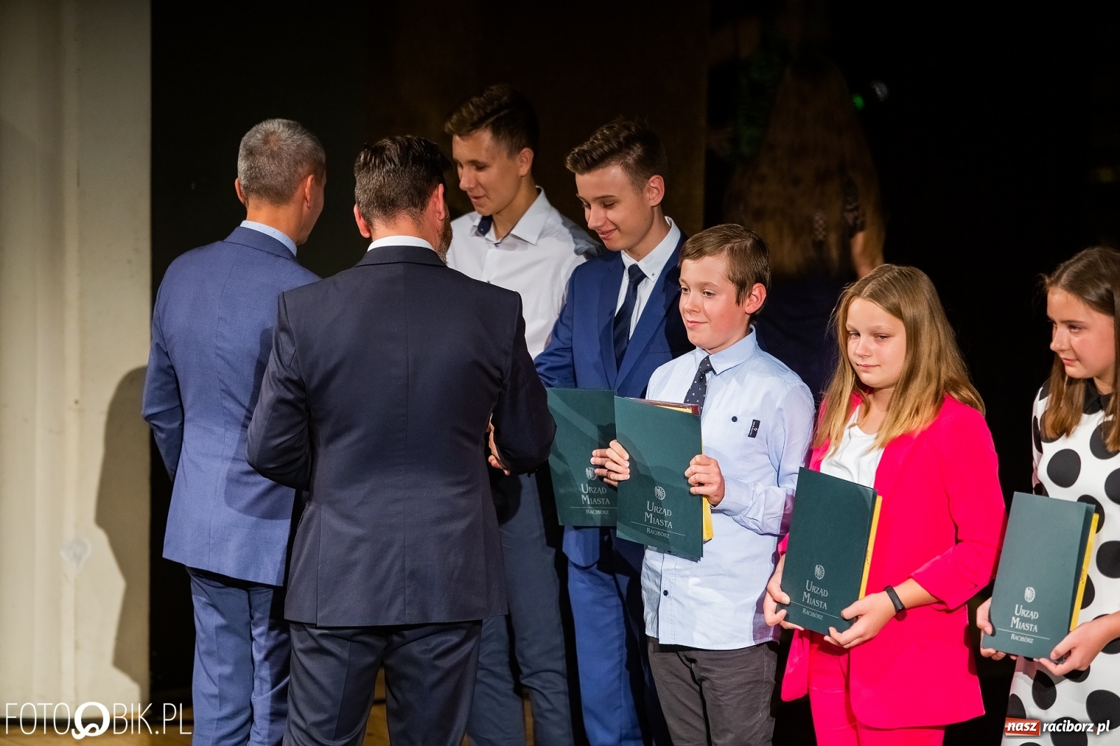 Zdjęcie w galerii na portalu naszraciborz.pl: Prymusi z Raciborza odebrali stypendia. Prezydent całował młode damy w dłoń [FOTO i WIDEO] wiadomości z regionu