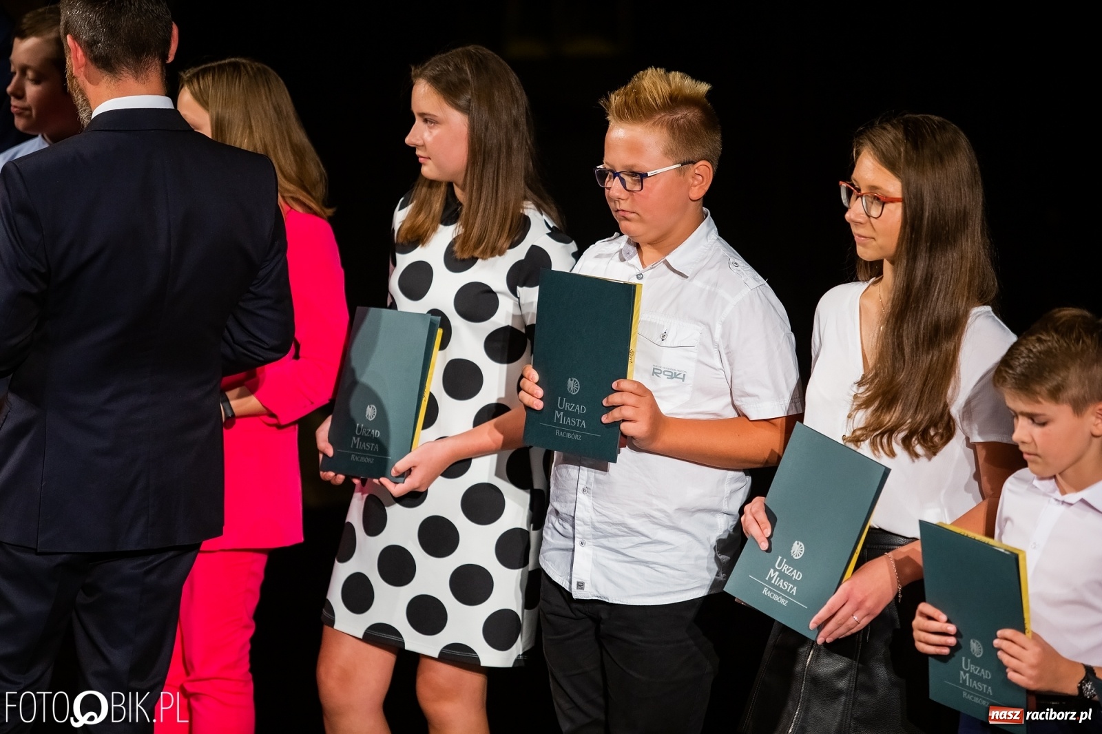Zdjęcie w galerii na portalu naszraciborz.pl: Prymusi z Raciborza odebrali stypendia. Prezydent całował młode damy w dłoń [FOTO i WIDEO] wiadomości z regionu