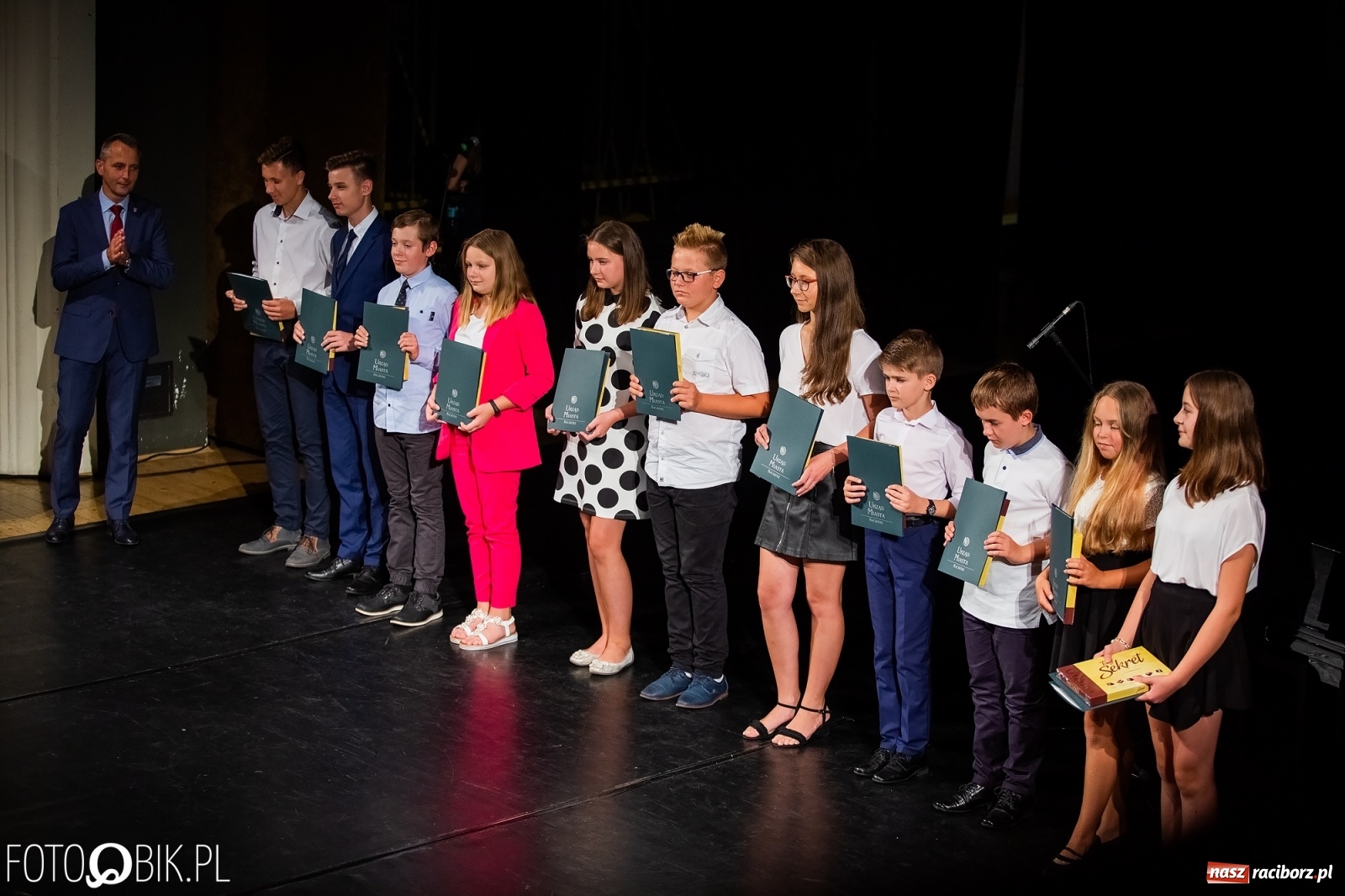 Zdjęcie w galerii na portalu naszraciborz.pl: Prymusi z Raciborza odebrali stypendia. Prezydent całował młode damy w dłoń [FOTO i WIDEO] wiadomości z regionu