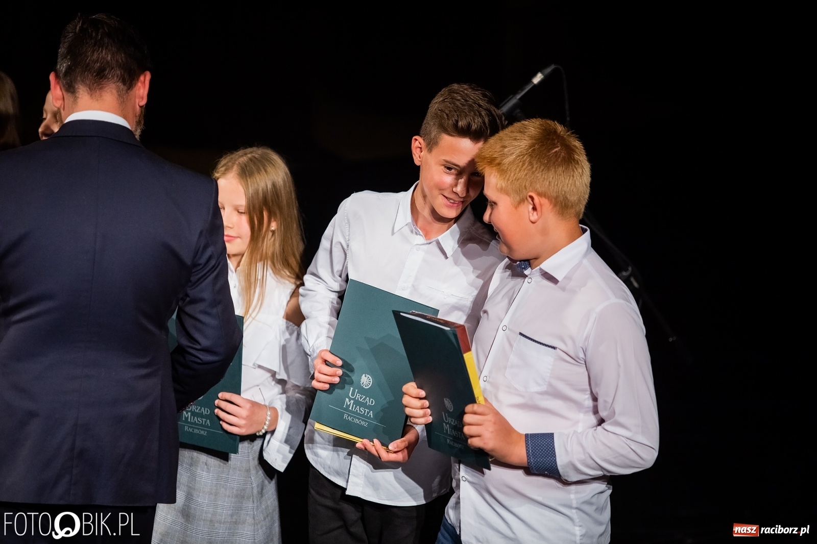Zdjęcie w galerii na portalu naszraciborz.pl: Prymusi z Raciborza odebrali stypendia. Prezydent całował młode damy w dłoń [FOTO i WIDEO] wiadomości z regionu