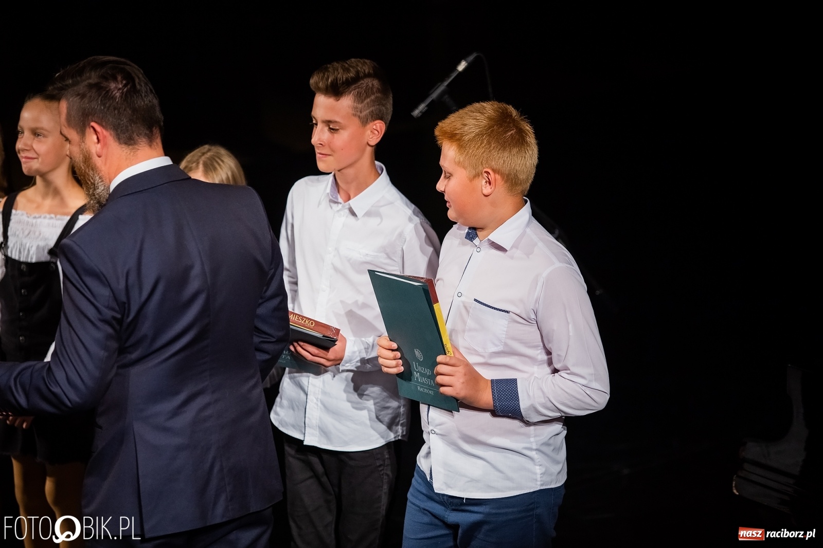 Zdjęcie w galerii na portalu naszraciborz.pl: Prymusi z Raciborza odebrali stypendia. Prezydent całował młode damy w dłoń [FOTO i WIDEO] wiadomości z regionu