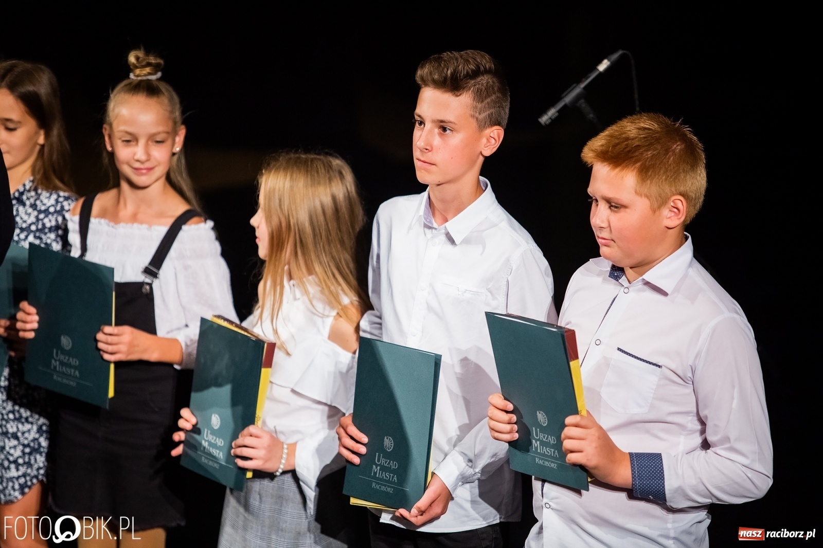 Zdjęcie w galerii na portalu naszraciborz.pl: Prymusi z Raciborza odebrali stypendia. Prezydent całował młode damy w dłoń [FOTO i WIDEO] wiadomości z regionu