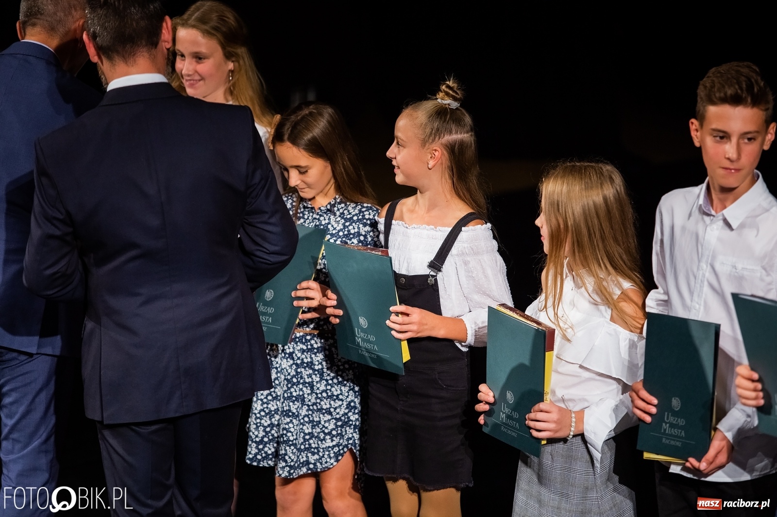 Zdjęcie w galerii na portalu naszraciborz.pl: Prymusi z Raciborza odebrali stypendia. Prezydent całował młode damy w dłoń [FOTO i WIDEO] wiadomości z regionu
