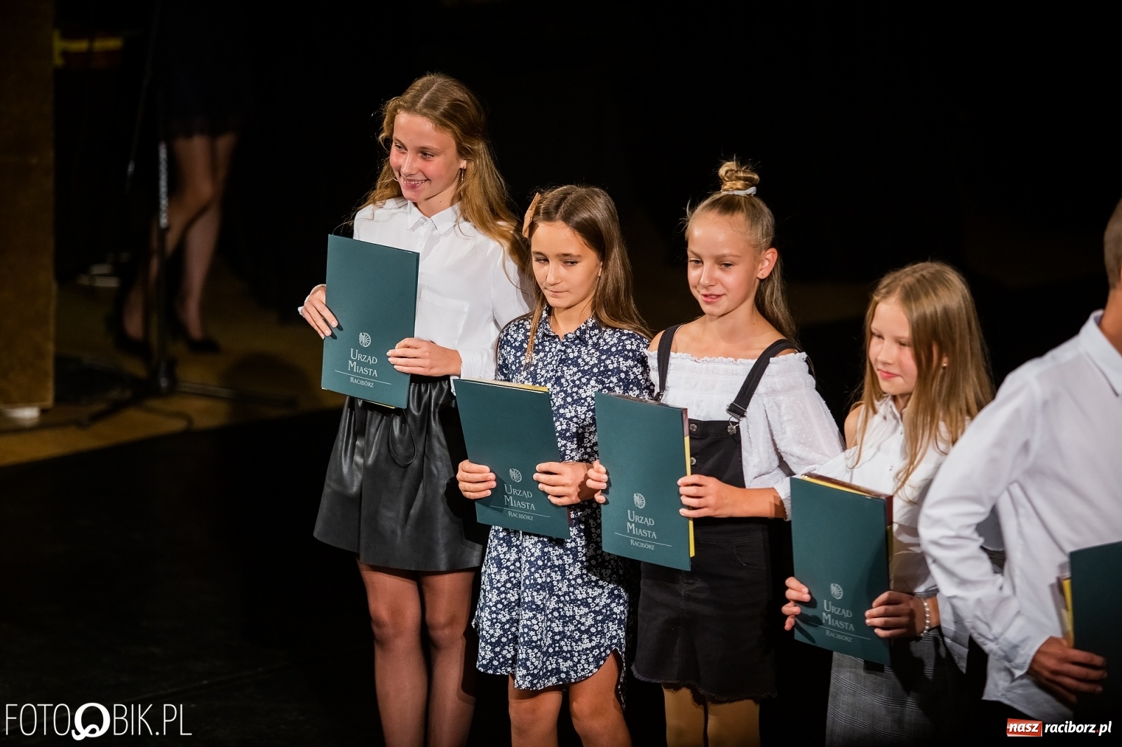 Zdjęcie w galerii na portalu naszraciborz.pl: Prymusi z Raciborza odebrali stypendia. Prezydent całował młode damy w dłoń [FOTO i WIDEO] wiadomości z regionu