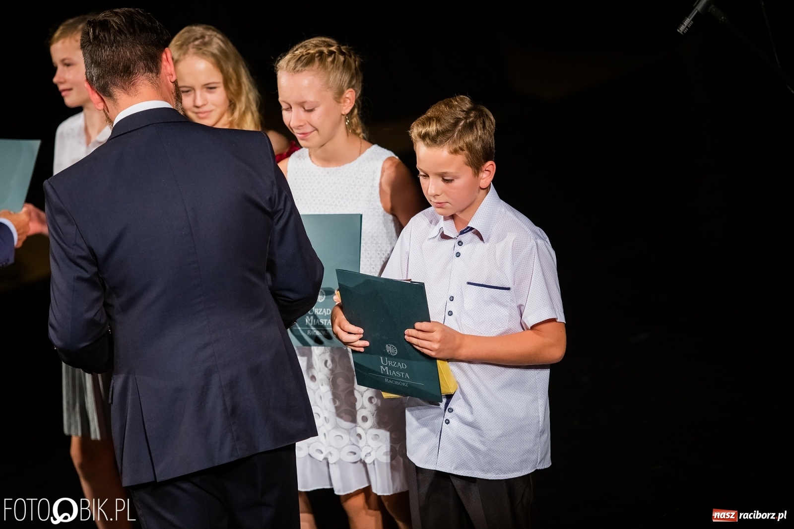 Zdjęcie w galerii na portalu naszraciborz.pl: Prymusi z Raciborza odebrali stypendia. Prezydent całował młode damy w dłoń [FOTO i WIDEO] wiadomości z regionu