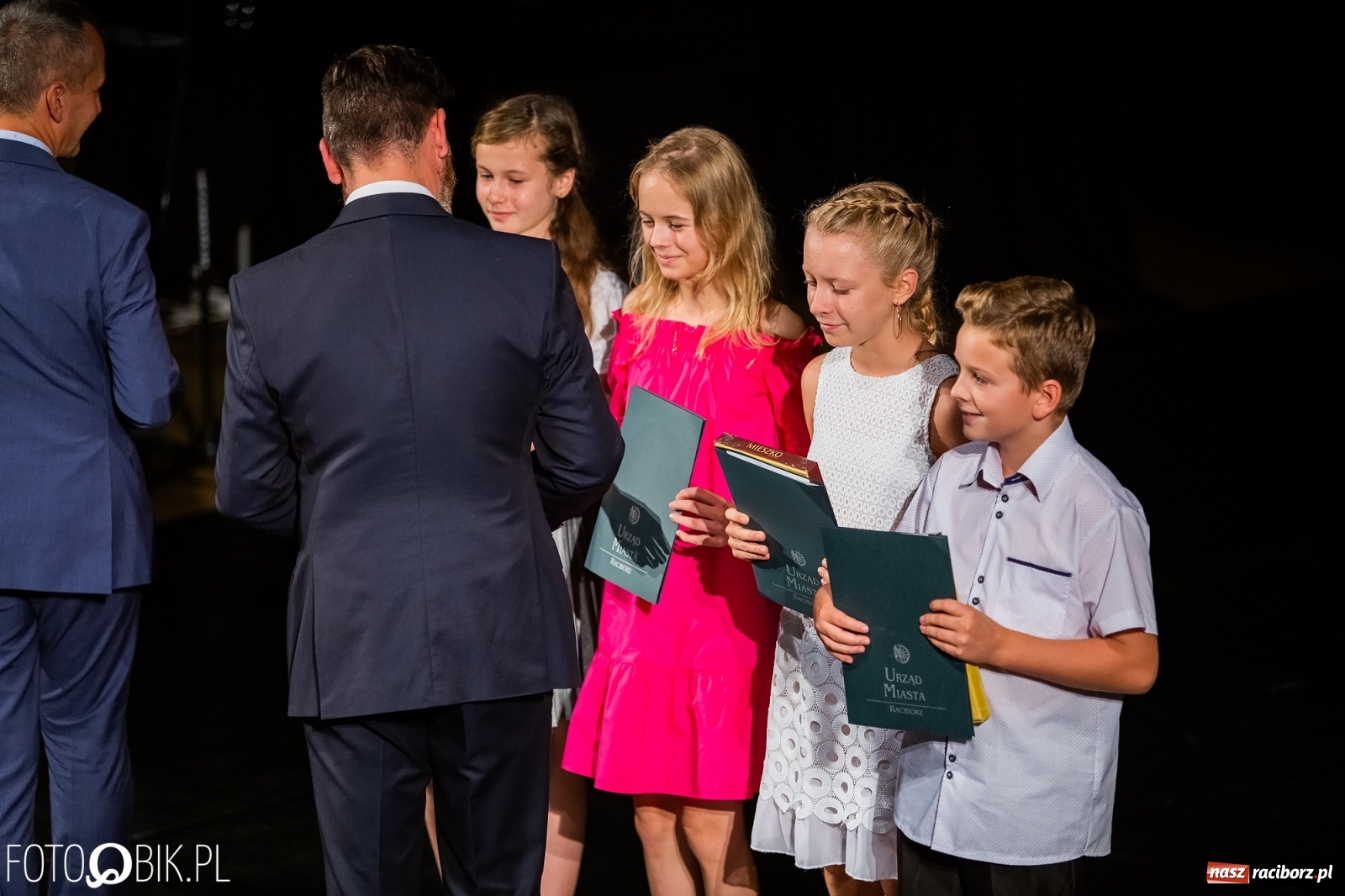 Zdjęcie w galerii na portalu naszraciborz.pl: Prymusi z Raciborza odebrali stypendia. Prezydent całował młode damy w dłoń [FOTO i WIDEO] wiadomości z regionu
