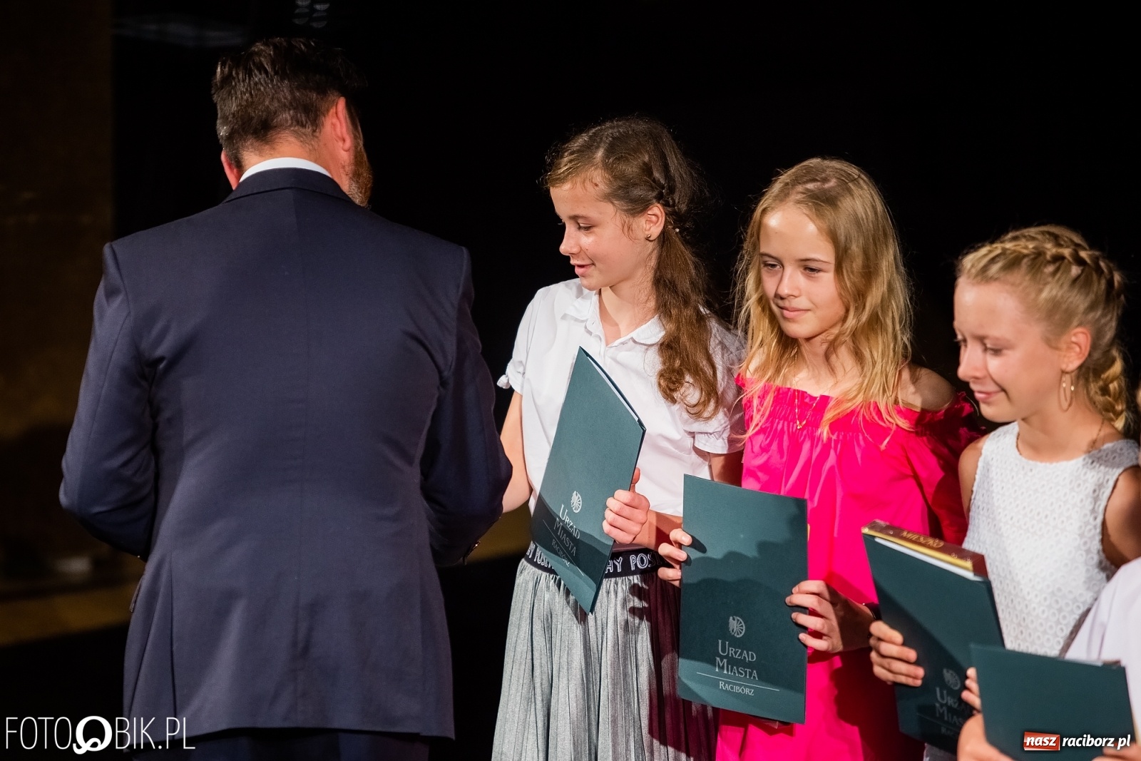 Zdjęcie w galerii na portalu naszraciborz.pl: Prymusi z Raciborza odebrali stypendia. Prezydent całował młode damy w dłoń [FOTO i WIDEO] wiadomości z regionu