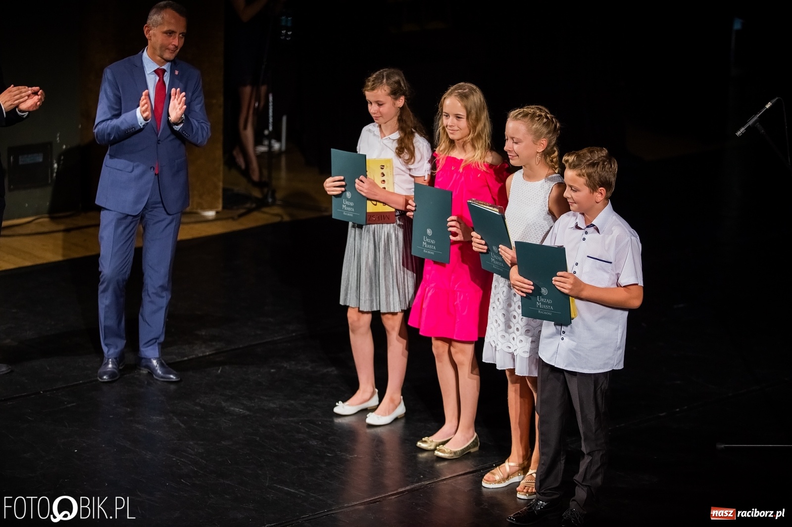 Zdjęcie w galerii na portalu naszraciborz.pl: Prymusi z Raciborza odebrali stypendia. Prezydent całował młode damy w dłoń [FOTO i WIDEO] wiadomości z regionu