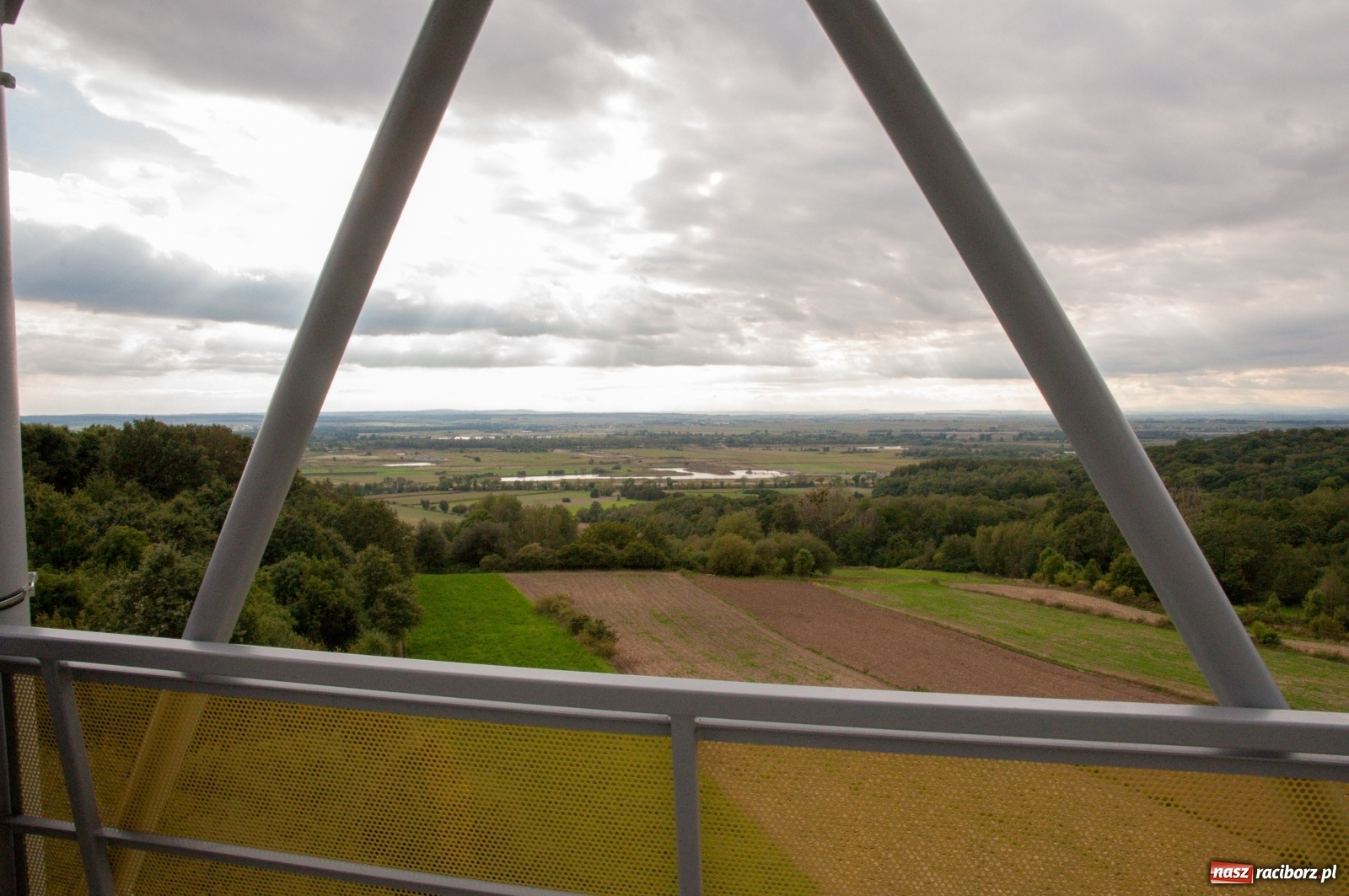 Zdjęcie w galerii na portalu naszraciborz.pl: Wieża widokowa w Pogrzebieniu już otwarta. Zobaczcie, co z niej widać [FOTO]  wiadomości z regionu
