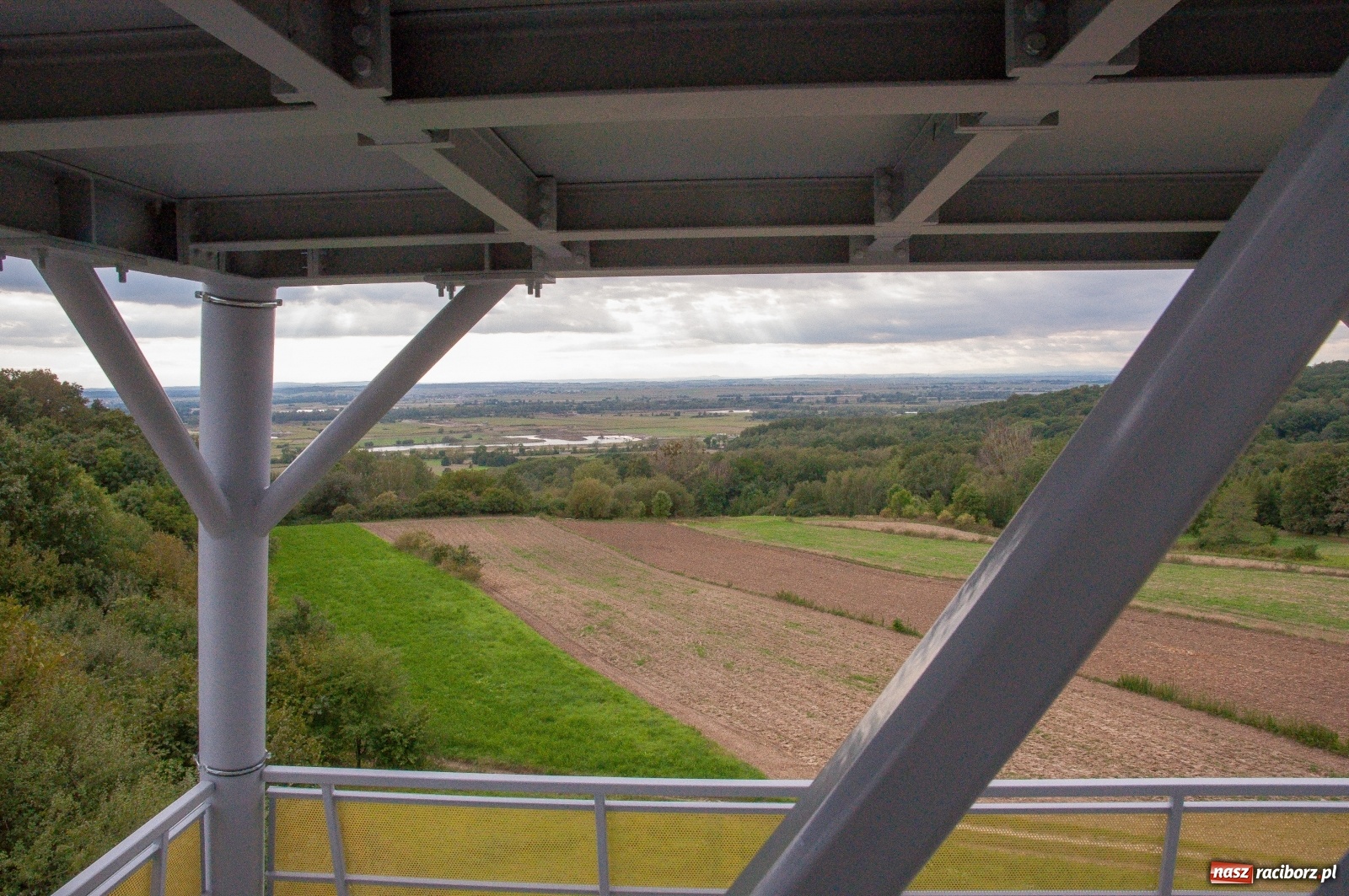 Zdjęcie w galerii na portalu naszraciborz.pl: Wieża widokowa w Pogrzebieniu już otwarta. Zobaczcie, co z niej widać [FOTO]  wiadomości z regionu
