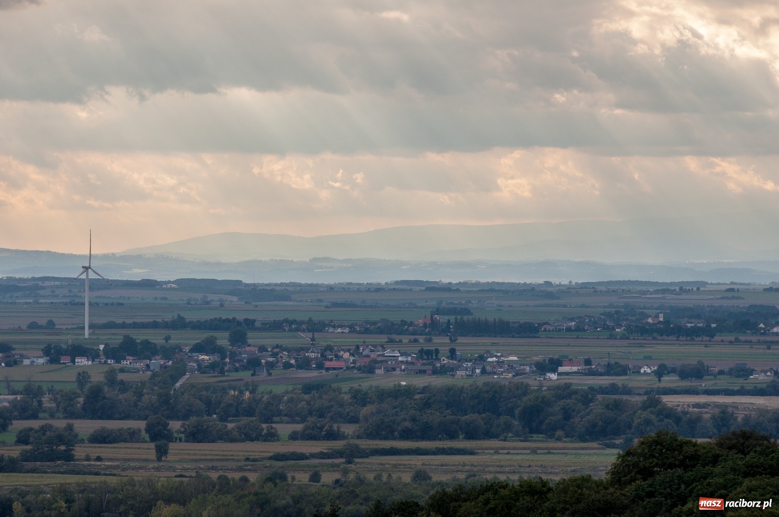 Zdjęcie w galerii na portalu naszraciborz.pl: Wieża widokowa w Pogrzebieniu już otwarta. Zobaczcie, co z niej widać [FOTO]  wiadomości z regionu