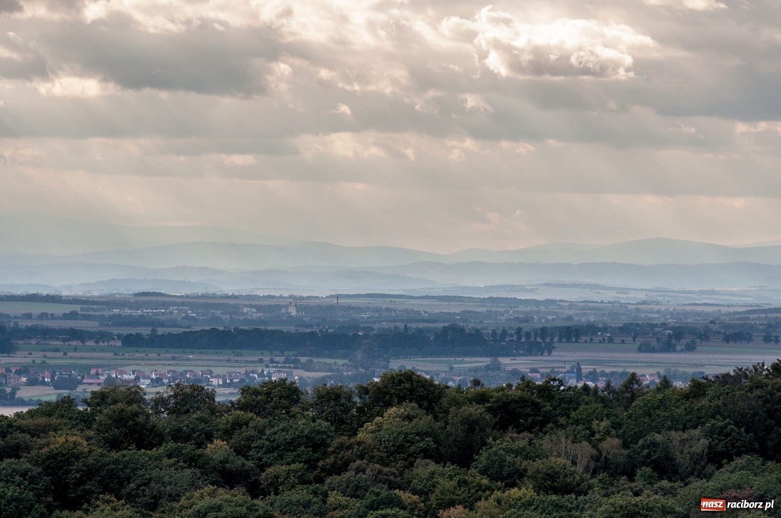 Zdjęcie w galerii na portalu naszraciborz.pl: Wieża widokowa w Pogrzebieniu już otwarta. Zobaczcie, co z niej widać [FOTO]  wiadomości z regionu