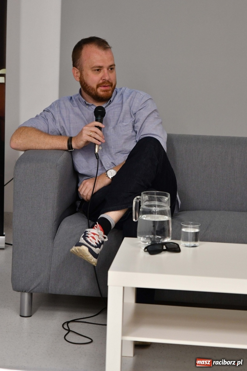 Zdjęcie w galerii na portalu naszraciborz.pl: Sowa zaprosiła Chmielarza. Autor Żmijowiska w Raciborzu [FOTO]  wiadomości z regionu