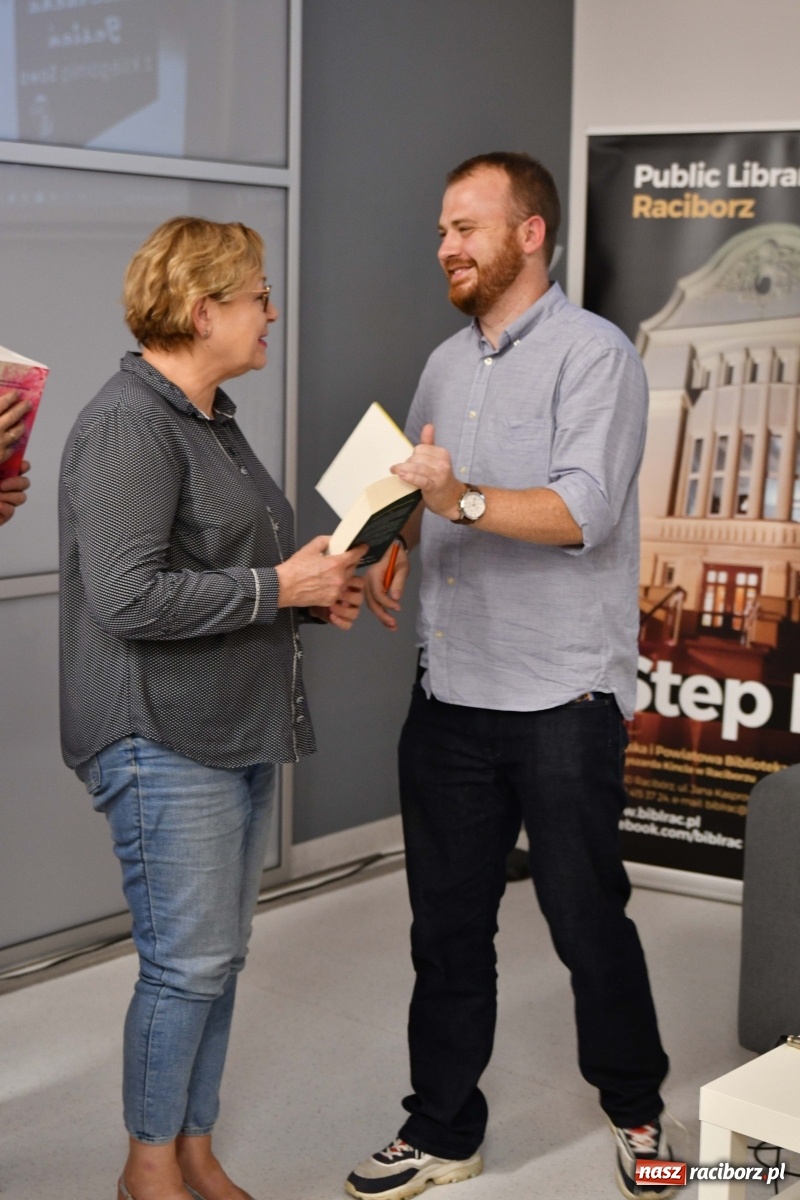 Zdjęcie w galerii na portalu naszraciborz.pl: Sowa zaprosiła Chmielarza. Autor Żmijowiska w Raciborzu [FOTO]  wiadomości z regionu