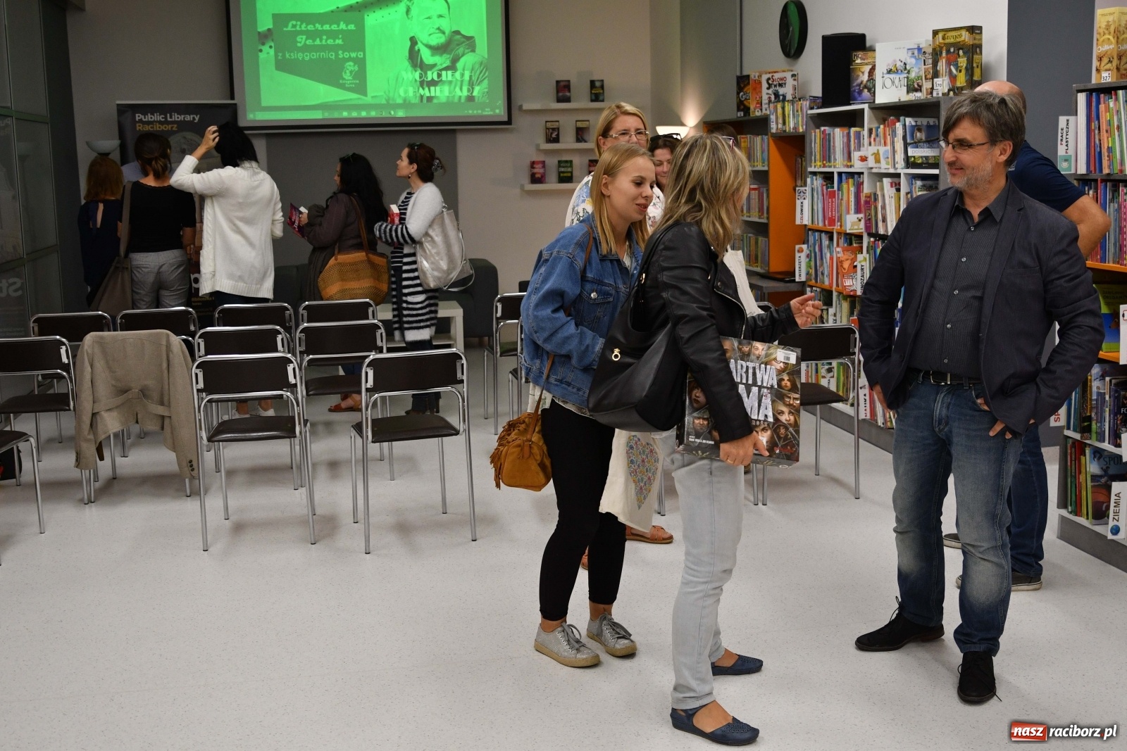 Zdjęcie w galerii na portalu naszraciborz.pl: Sowa zaprosiła Chmielarza. Autor Żmijowiska w Raciborzu [FOTO]  wiadomości z regionu