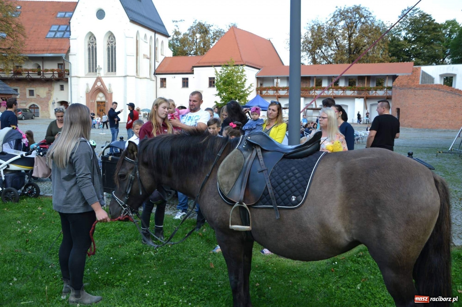 Zdjęcie w galerii na portalu naszraciborz.pl: Młodzież z MDK wystąpiła na zamku [FOTO]  wiadomości z regionu