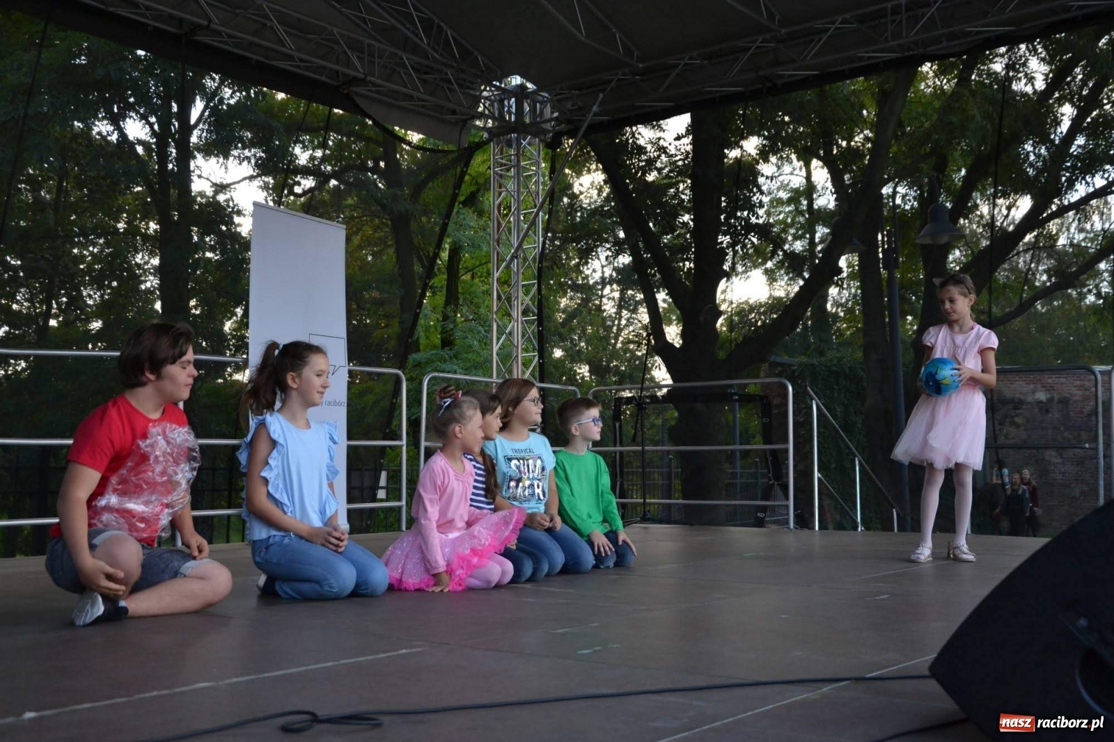 Zdjęcie w galerii na portalu naszraciborz.pl: Młodzież z MDK wystąpiła na zamku [FOTO]  wiadomości z regionu