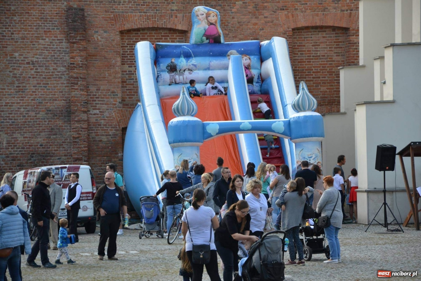 Zdjęcie w galerii na portalu naszraciborz.pl: Młodzież z MDK wystąpiła na zamku [FOTO]  wiadomości z regionu