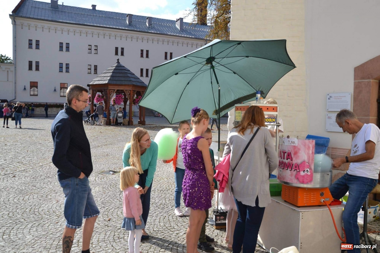 Zdjęcie w galerii na portalu naszraciborz.pl: Młodzież z MDK wystąpiła na zamku [FOTO]  wiadomości z regionu