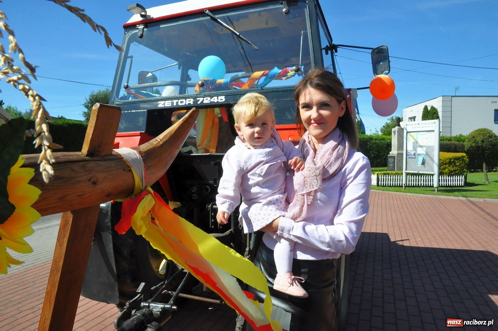 Zdjęcie w galerii na portalu naszraciborz.pl: Loża przywódców na dożynkach w Pawłowie [FOTO i WIDEO]  wiadomości z regionu