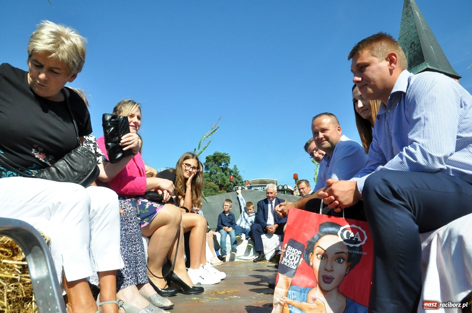 Zdjęcie w galerii na portalu naszraciborz.pl: Loża przywódców na dożynkach w Pawłowie [FOTO i WIDEO]  wiadomości z regionu