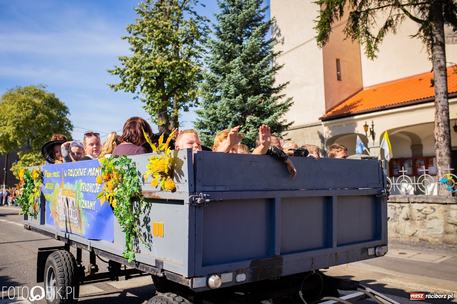 Zdjęcie w galerii na portalu naszraciborz.pl: Korowód jak maraton. Dożynki w Pogrzebieniu [FOTO i WIDEO]  wiadomości z regionu