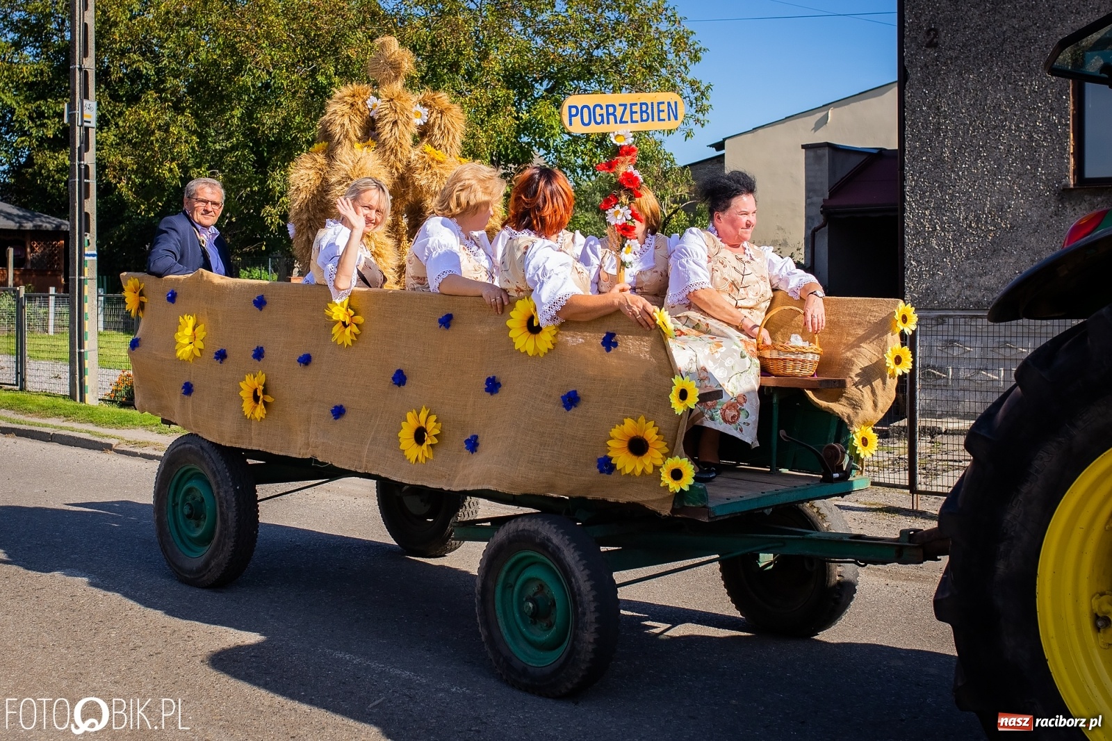 Zdjęcie w galerii na portalu naszraciborz.pl: Korowód jak maraton. Dożynki w Pogrzebieniu [FOTO i WIDEO]  wiadomości z regionu
