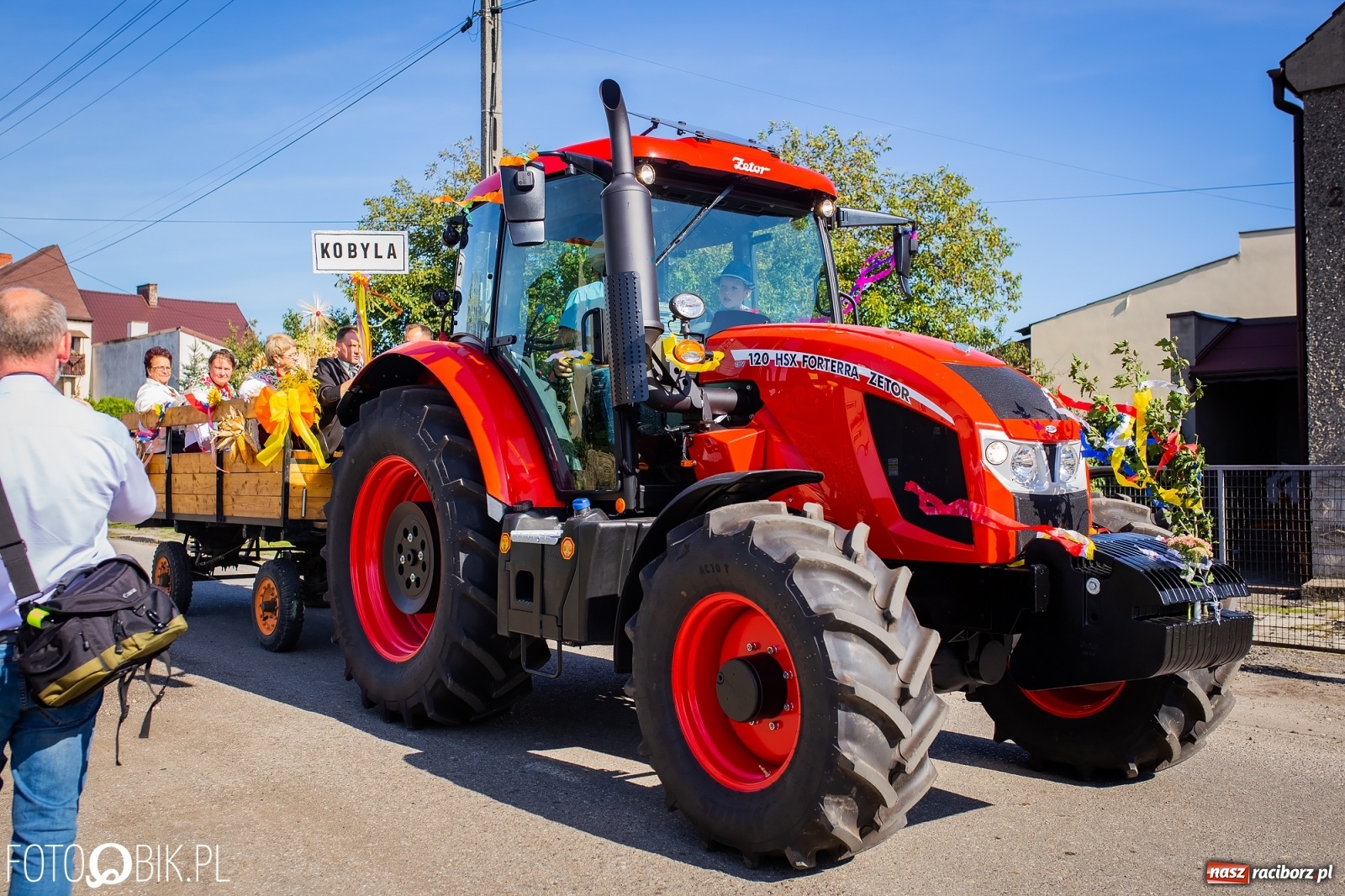 Zdjęcie w galerii na portalu naszraciborz.pl: Korowód jak maraton. Dożynki w Pogrzebieniu [FOTO i WIDEO]  wiadomości z regionu