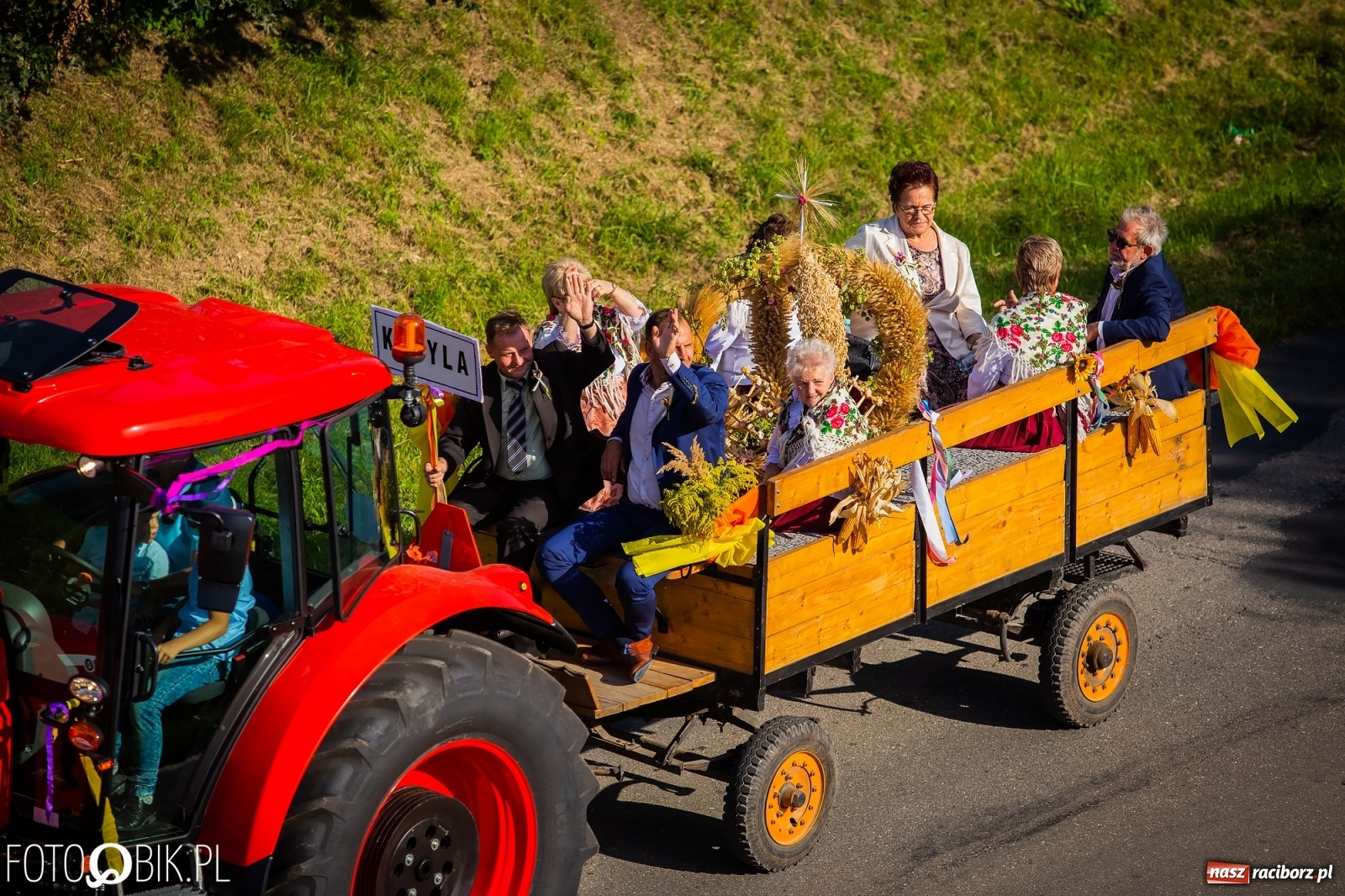Zdjęcie w galerii na portalu naszraciborz.pl: Korowód jak maraton. Dożynki w Pogrzebieniu [FOTO i WIDEO]  wiadomości z regionu