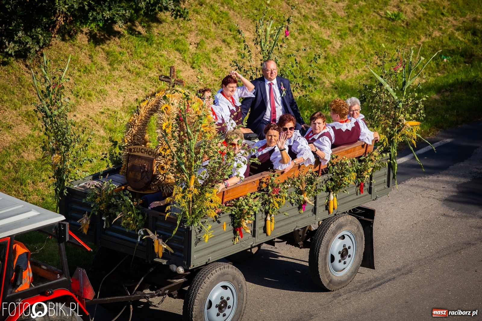 Zdjęcie w galerii na portalu naszraciborz.pl: Korowód jak maraton. Dożynki w Pogrzebieniu [FOTO i WIDEO]  wiadomości z regionu