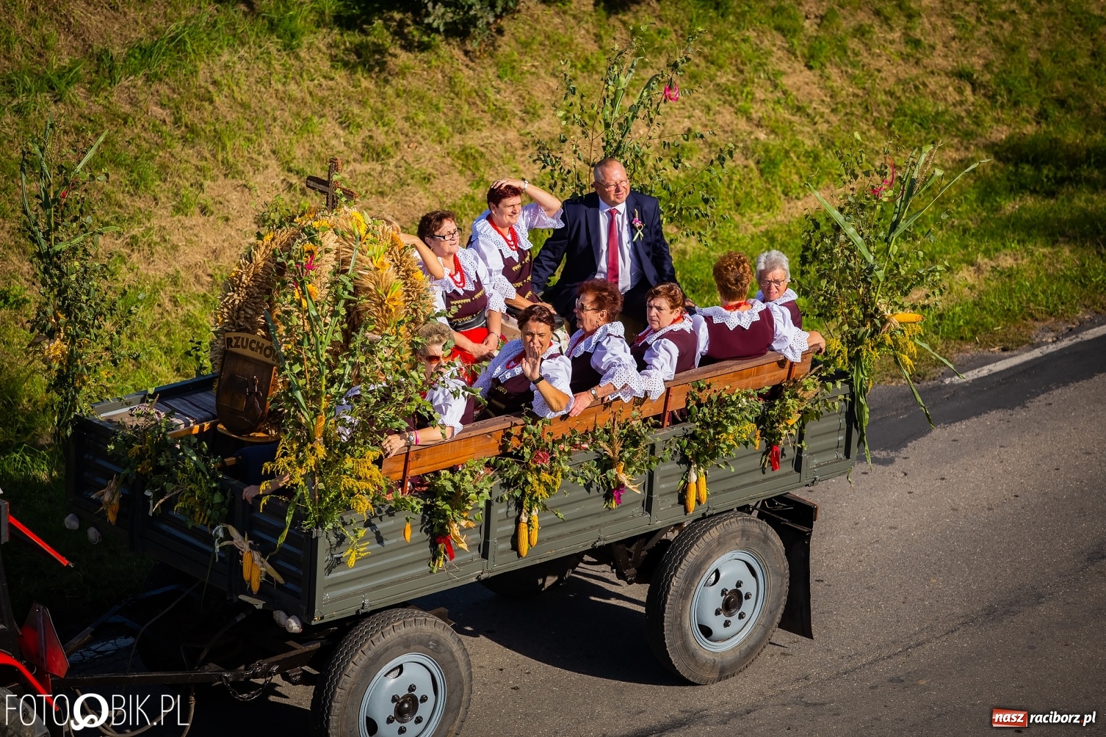 Zdjęcie w galerii na portalu naszraciborz.pl: Korowód jak maraton. Dożynki w Pogrzebieniu [FOTO i WIDEO]  wiadomości z regionu