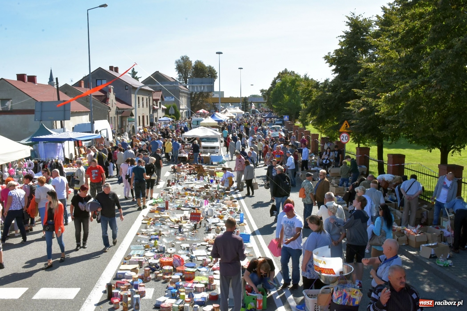 Zdjęcie w galerii na portalu naszraciborz.pl: Tysiące ludzi na jarmarku w Chałupkach [FOTO] wiadomości z regionu
