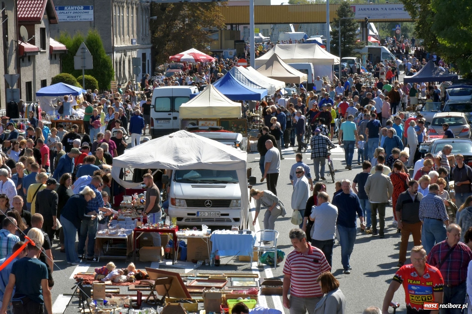 Zdjęcie w galerii na portalu naszraciborz.pl: Tysiące ludzi na jarmarku w Chałupkach [FOTO] wiadomości z regionu