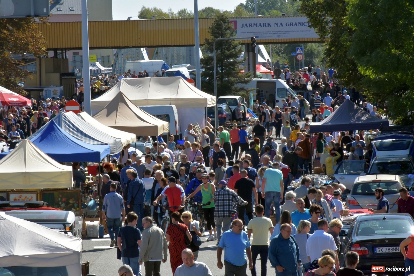 Zdjęcie w galerii na portalu naszraciborz.pl: Tysiące ludzi na jarmarku w Chałupkach [FOTO] wiadomości z regionu