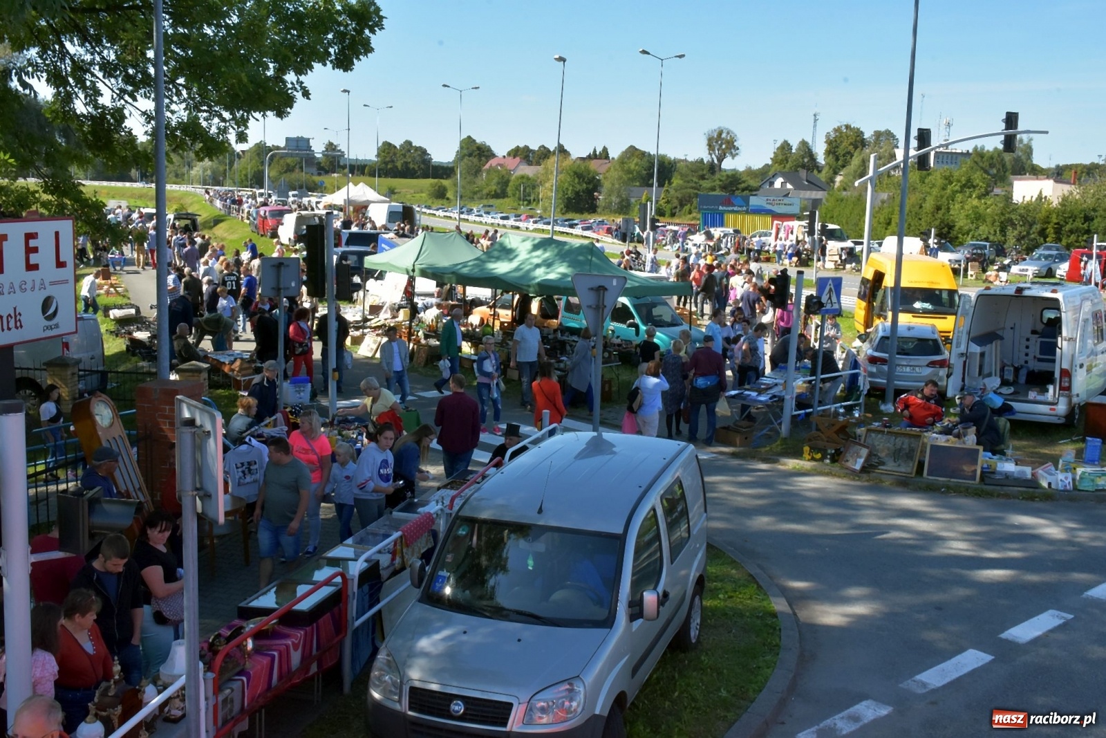Zdjęcie w galerii na portalu naszraciborz.pl: Tysiące ludzi na jarmarku w Chałupkach [FOTO] wiadomości z regionu