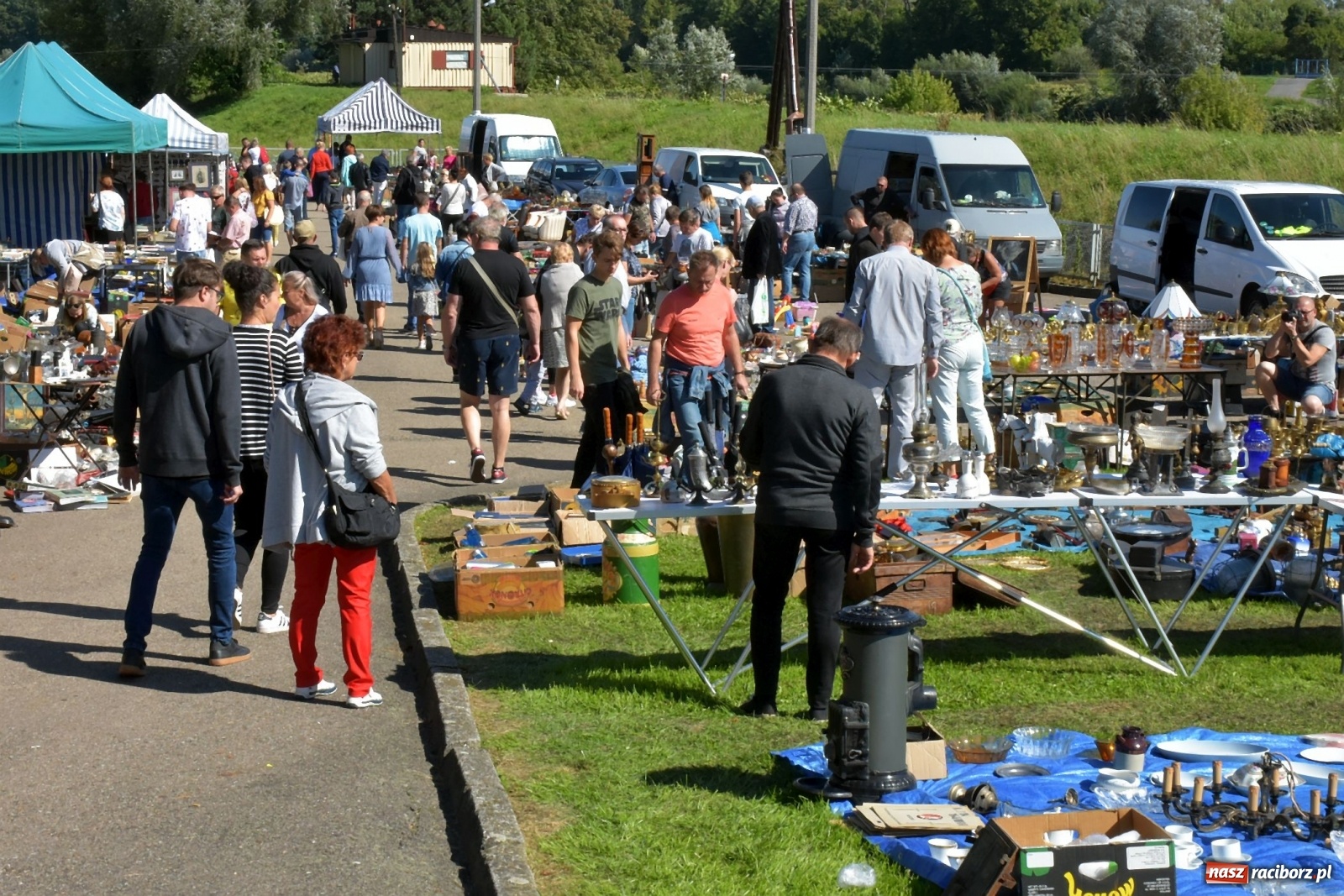 Zdjęcie w galerii na portalu naszraciborz.pl: Tysiące ludzi na jarmarku w Chałupkach [FOTO] wiadomości z regionu