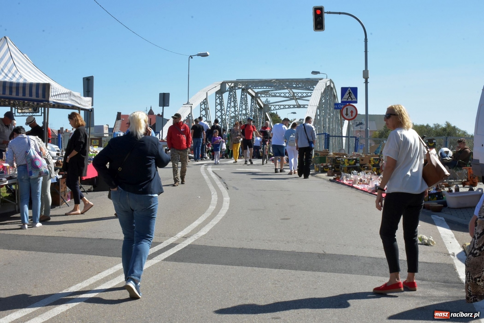 Zdjęcie w galerii na portalu naszraciborz.pl: Tysiące ludzi na jarmarku w Chałupkach [FOTO] wiadomości z regionu
