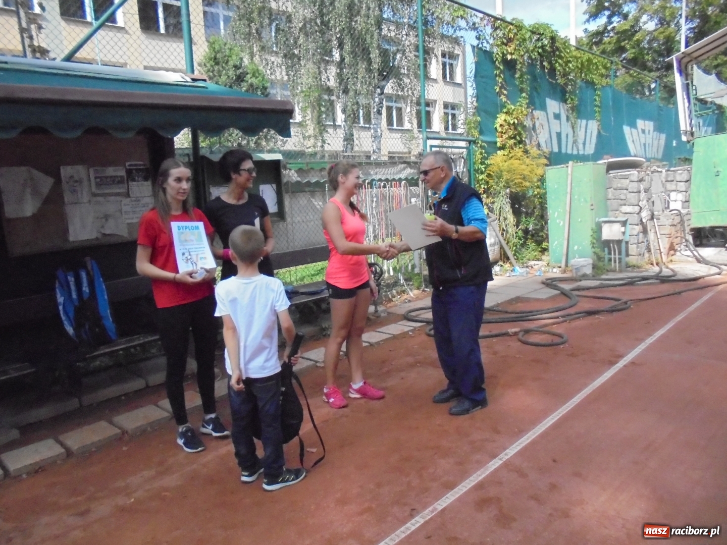 Zdjęcie w galerii na portalu naszraciborz.pl: Tenisowe zmagania o Puchar Starosty na korcie Rafako wiadomości z regionu