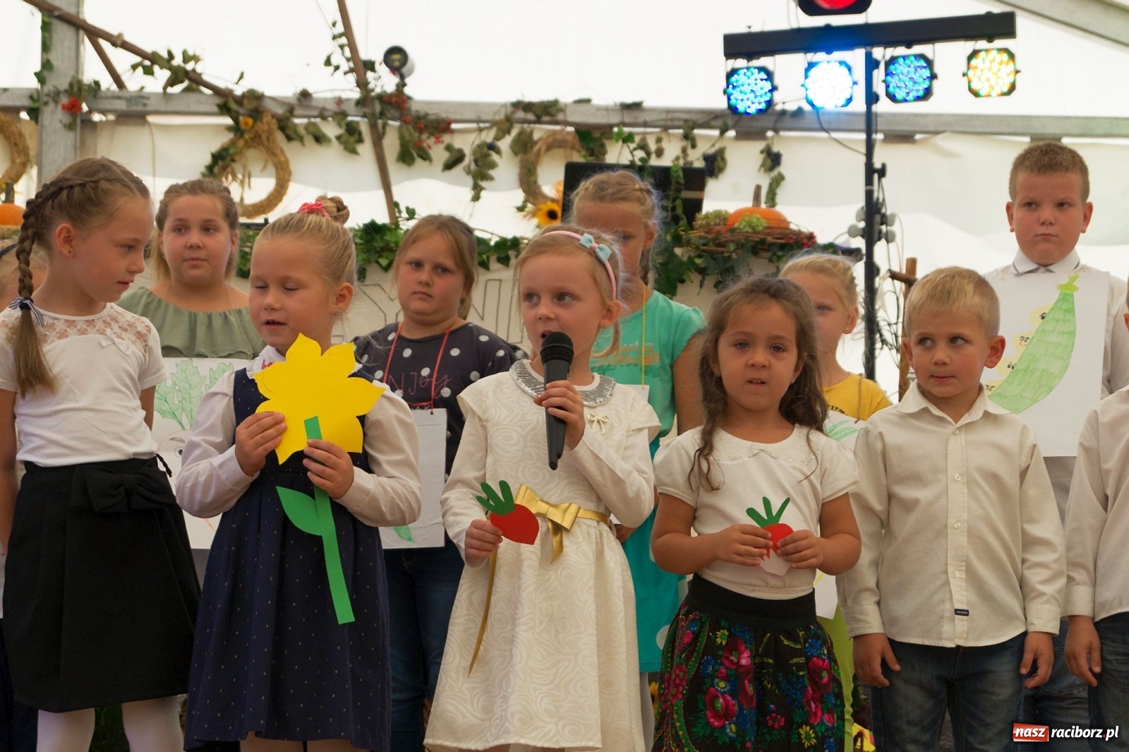 Zdjęcie w galerii na portalu naszraciborz.pl: Przeciąganie liny i królik do wygrania. Dożynki w Górkach Śląskich [FOTO] wiadomości z regionu