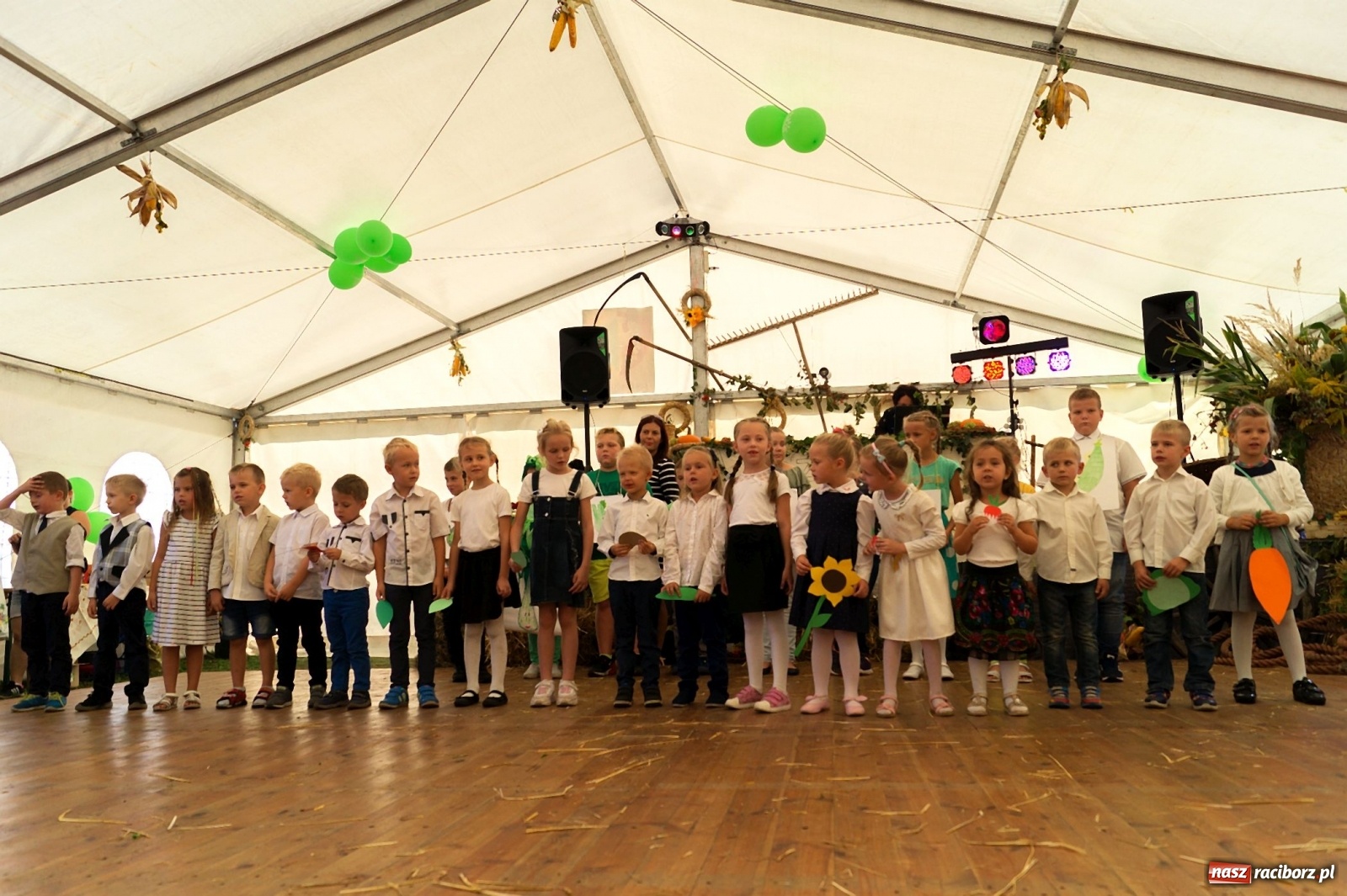 Zdjęcie w galerii na portalu naszraciborz.pl: Przeciąganie liny i królik do wygrania. Dożynki w Górkach Śląskich [FOTO] wiadomości z regionu