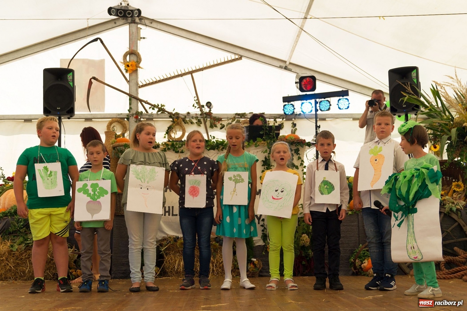 Zdjęcie w galerii na portalu naszraciborz.pl: Przeciąganie liny i królik do wygrania. Dożynki w Górkach Śląskich [FOTO] wiadomości z regionu