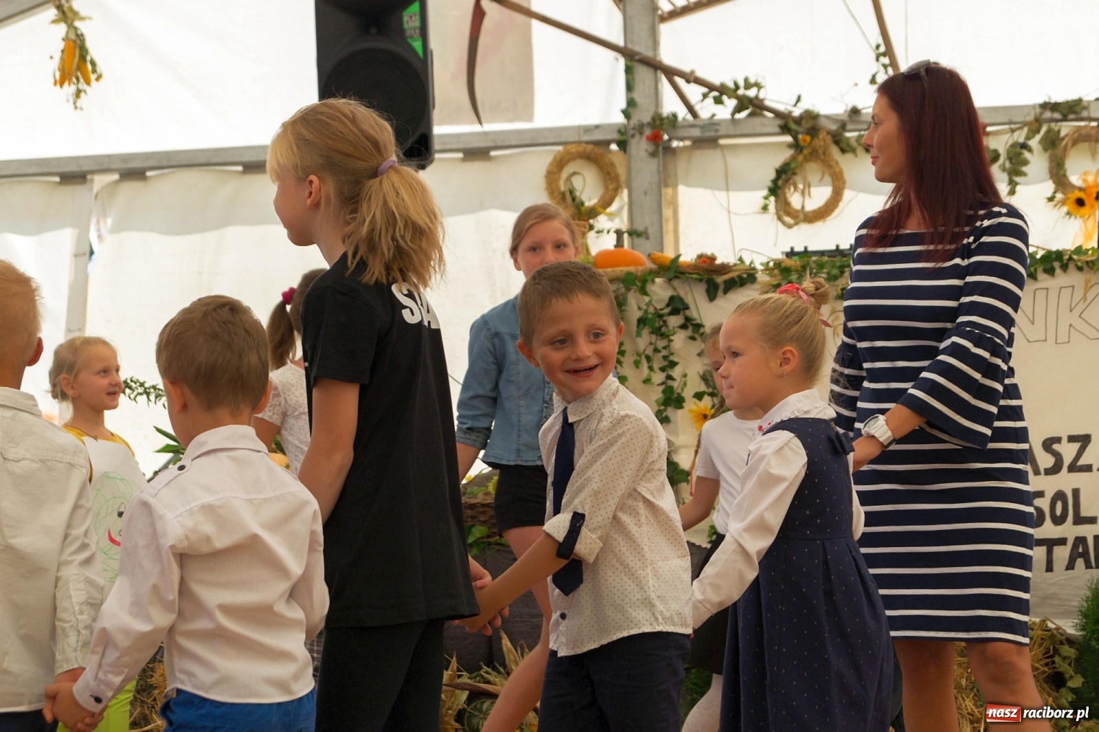 Zdjęcie w galerii na portalu naszraciborz.pl: Przeciąganie liny i królik do wygrania. Dożynki w Górkach Śląskich [FOTO] wiadomości z regionu