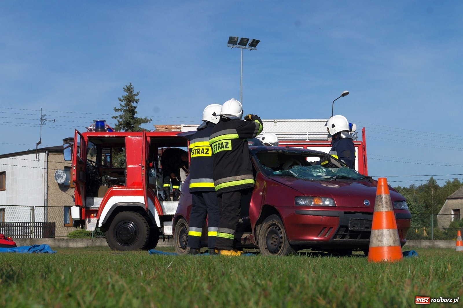 Zdjęcie w galerii na portalu naszraciborz.pl: Przeciąganie liny i królik do wygrania. Dożynki w Górkach Śląskich [FOTO] wiadomości z regionu