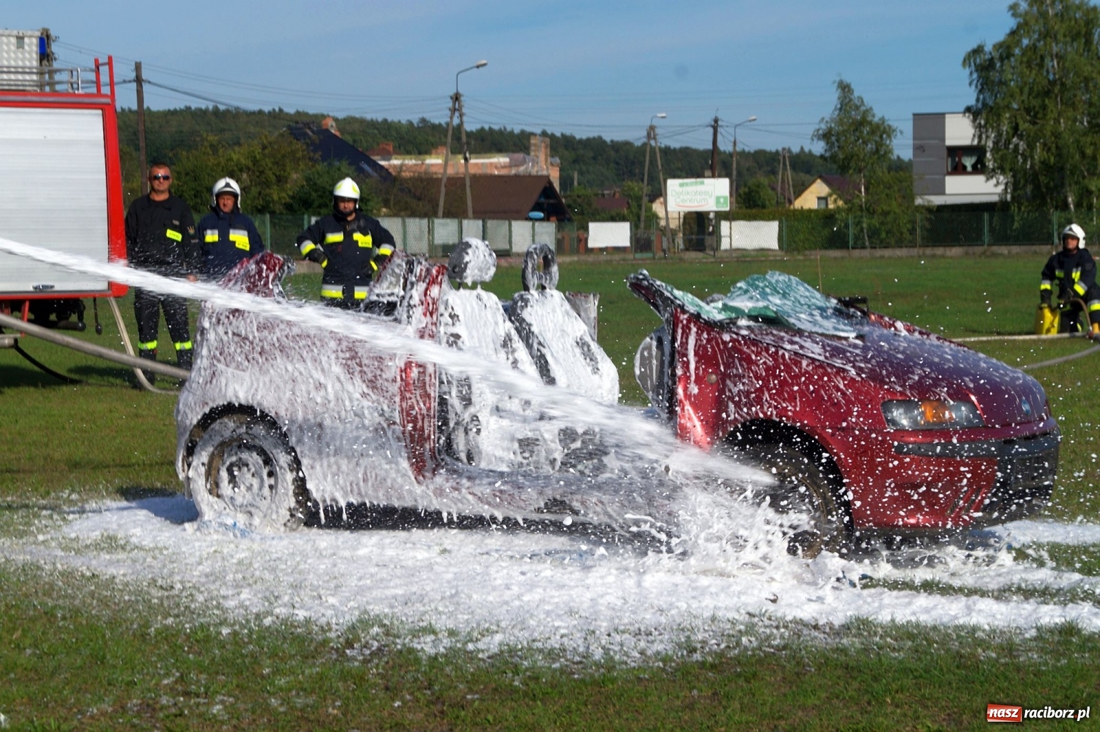 Zdjęcie w galerii na portalu naszraciborz.pl: Przeciąganie liny i królik do wygrania. Dożynki w Górkach Śląskich [FOTO] wiadomości z regionu