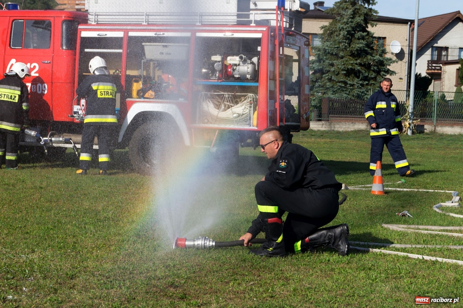 Zdjęcie w galerii na portalu naszraciborz.pl: Przeciąganie liny i królik do wygrania. Dożynki w Górkach Śląskich [FOTO] wiadomości z regionu