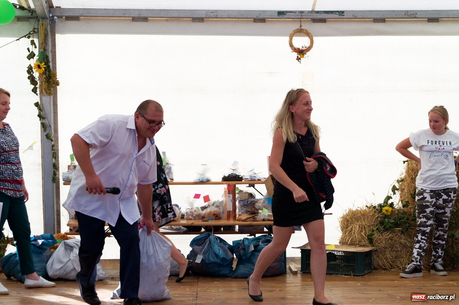 Zdjęcie w galerii na portalu naszraciborz.pl: Przeciąganie liny i królik do wygrania. Dożynki w Górkach Śląskich [FOTO] wiadomości z regionu