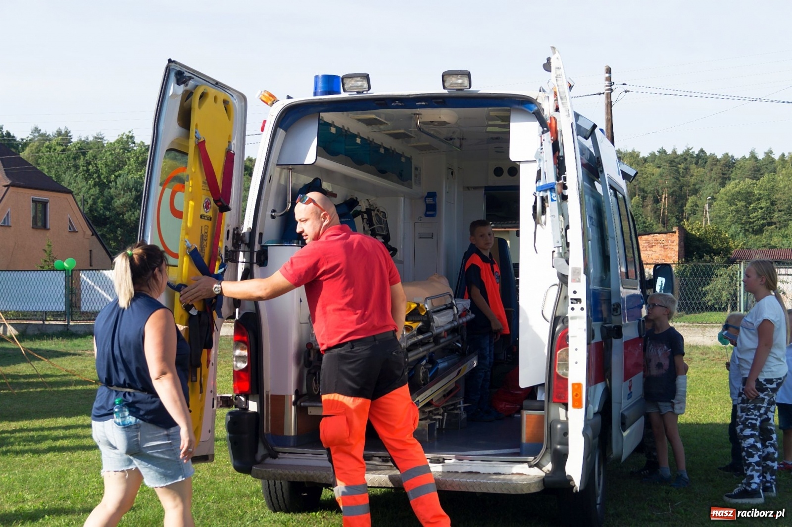 Zdjęcie w galerii na portalu naszraciborz.pl: Przeciąganie liny i królik do wygrania. Dożynki w Górkach Śląskich [FOTO] wiadomości z regionu