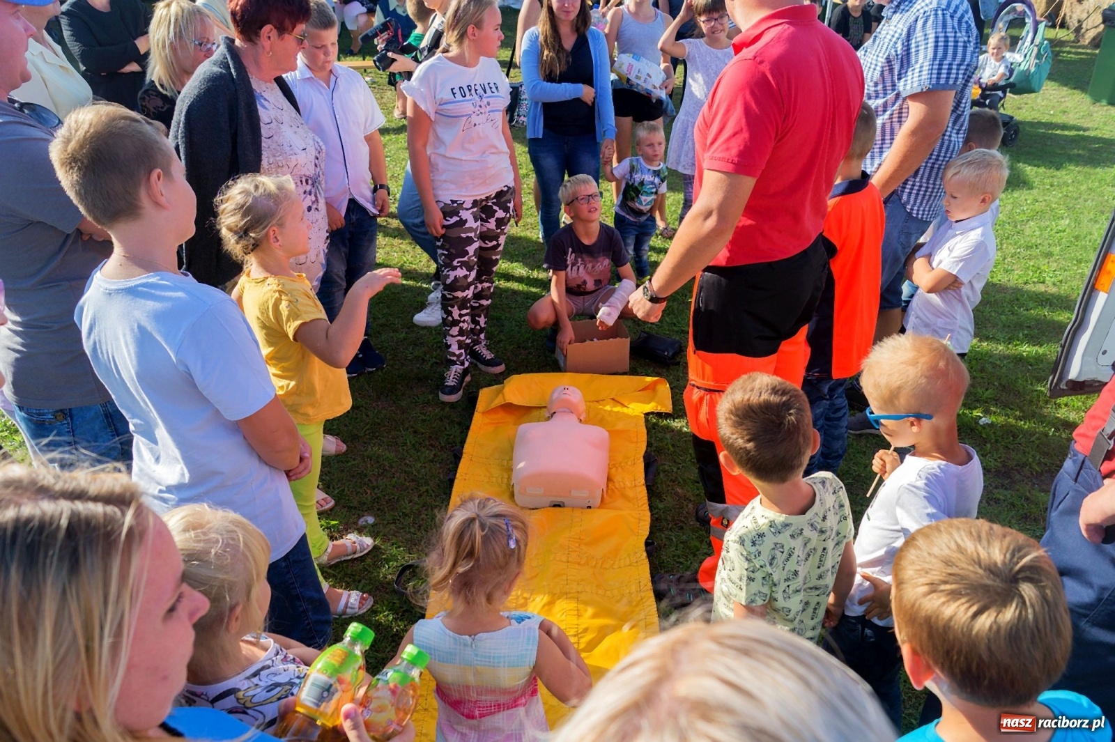 Zdjęcie w galerii na portalu naszraciborz.pl: Przeciąganie liny i królik do wygrania. Dożynki w Górkach Śląskich [FOTO] wiadomości z regionu