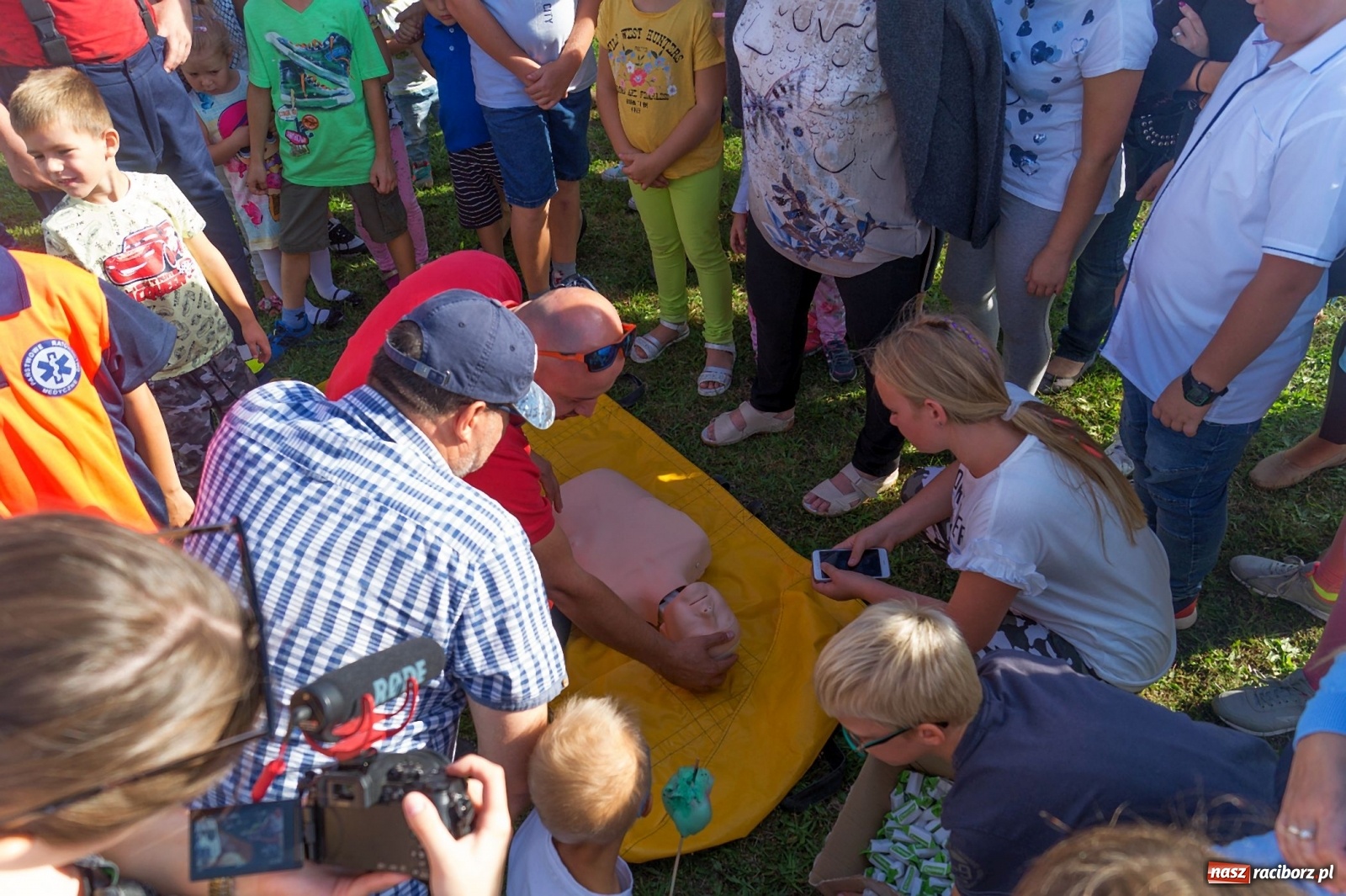 Zdjęcie w galerii na portalu naszraciborz.pl: Przeciąganie liny i królik do wygrania. Dożynki w Górkach Śląskich [FOTO] wiadomości z regionu