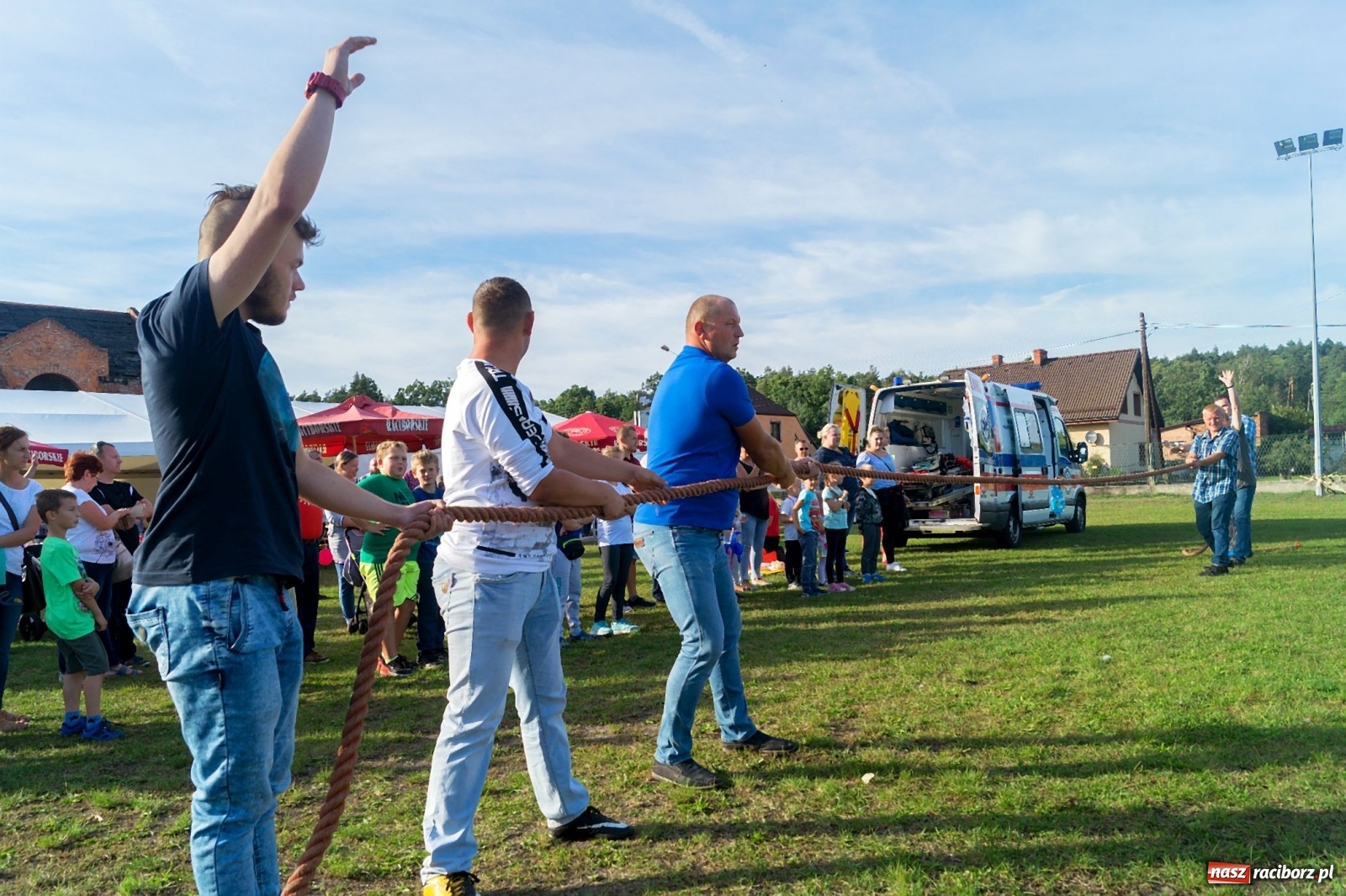 Zdjęcie w galerii na portalu naszraciborz.pl: Przeciąganie liny i królik do wygrania. Dożynki w Górkach Śląskich [FOTO] wiadomości z regionu